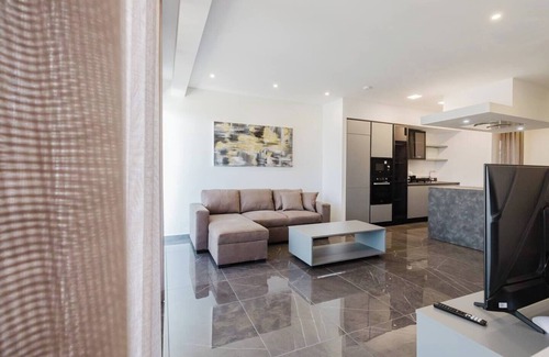 Qawra Apartment | Enjoy a stylish experience at this centrally-located place