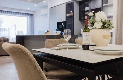 Qawra Apartment | Enjoy a stylish experience at this centrally-located place