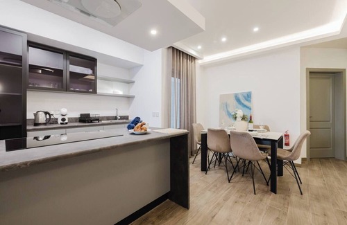 Qawra Apartment | Enjoy a stylish experience at this centrally-located place