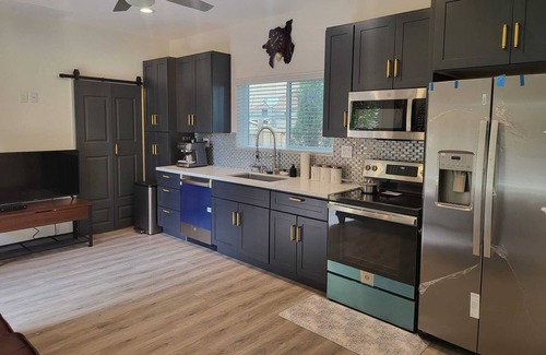 Union City House | Enjoy a stylish 2 bed & 2 bath Modern Guesthouse