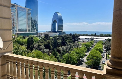 Nasimi Apartment | Enjoy a stylish vacation in the heart of Baku. The combination of antique classic furnishings and modern renovations, combined with the sunrise and sunset crystal sha