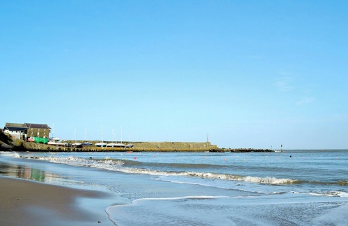 Aberaeron Cottage | Enjoy a summer holiday or winter break at this tastefully decorated apartment.