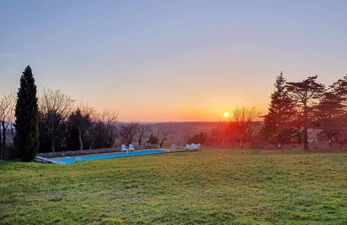 Tombeboeuf House | Enjoy a wonderful time in this child-friendly country house with pool and panoramic views.