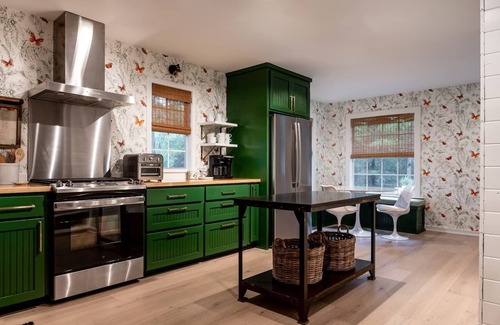 Round Top House | Enjoy an effortless girl's getaway + connecting with your besties.