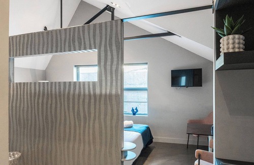 Oss House | Enjoy an elegant room with AC, WiFi, heated floors, and parking. just 5 min from Jan Cunen Museum