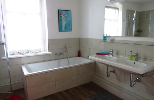 Reick Apartment | Enjoy art in the Dresdner FEWO "HAMAX" & experience culture