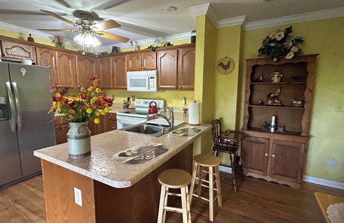 Hendersonville House | Enjoy beautiful sunrises & peace on Huckleberry Heaven’s 3.6 acres’ mountain top