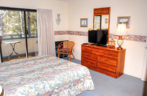 Myrtle Beach Condo | Enjoy breakfast and warm summer breezes on your screened balcony - Summertree