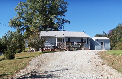 Ampthill House | Enjoy Breezes on the James River, 2bdrm-1bath/15 minutes to downtown Richmond