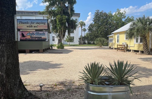 Crawfordville Cottage | Enjoy Crawfordville at the Courtyard’s Pelican Cottage.