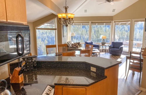 Century West Condo | Enjoy Deschutes River Views from Beautiful 2-Bedroom Mt. Bachelor Village Condo