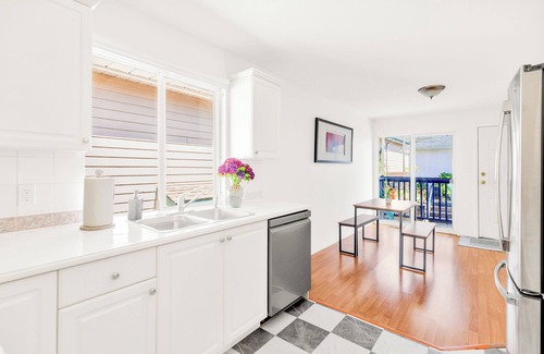 North Vancouver House | Enjoy downtown skyline and mountain views!- 90 days minimum