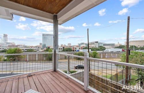 Swede Hill House | Enjoy DT In A Newly Renovated Home Covered Patio