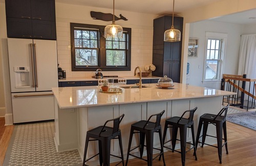 Portsmouth House | Enjoy elegant comfort with breathtaking water views on grand property