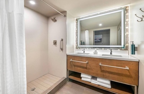South Lake Tahoe Hotel | Enjoy Enchanting Lake Tahoe Views with Heated Pool and Rooftop Tennis Fun!