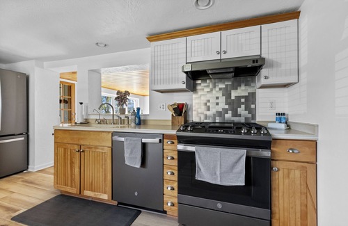 North East House | Enjoy fall on the lake - colorful leaves, the grape harvest. Or, Winter snuggle.