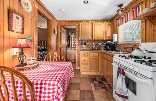 Amherst Cabin | ENJOY HOT TUB & MOUNTAIN VIEWS