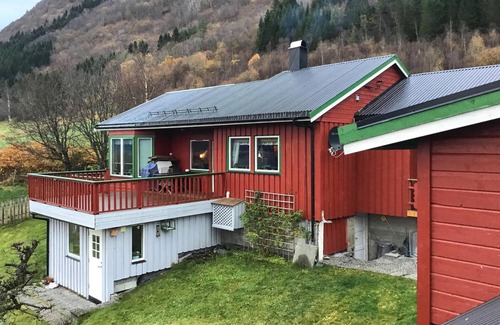 Averoy House | Enjoy incomparable nature experiences in this chic vacation home in a prime location.