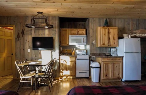 Rice Lake Cabin | Enjoy lakeside relaxation in Room 17 - Lumbermen's Bunkhouse - Curriers