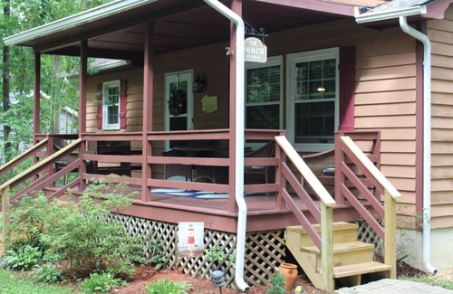 Mineral Cottage | Enjoy lazy lake days in this cozy cottage at Lake Anna