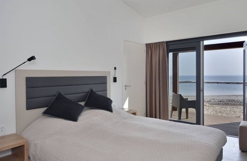 Ouddorp Cabin | Enjoy luxury, peace and space in a modern and attractive beach villa near the Grevelingenmeer.