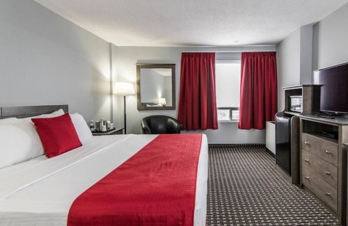 Grande Prairie Hotel | Enjoy Modern Comfort in Clean Room, Steps from Majors Restaurant