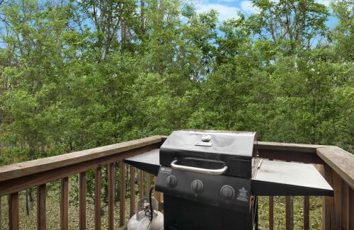 The Woods House | Enjoy Mountain Views Fire Pit Grill Deck & WiFi