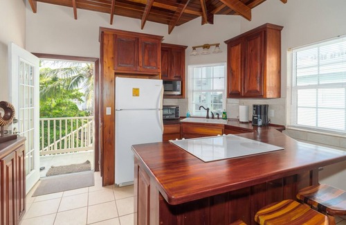 San Pedro Condo | Enjoy ocean views from this 2 bedroom/2 bathroom condo - Gold Standard Approved