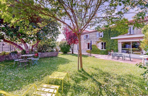 Semussac House | Enjoy peace and relaxation in this large holiday home with an inviting garden.