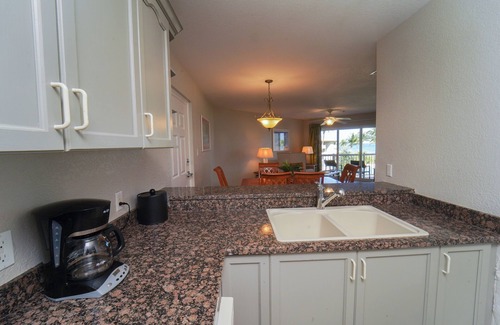 Crystal Harbour Apartment | Enjoy Perks! Free Breakfast and Parking, Outdoor Pool, Pets Allowed!