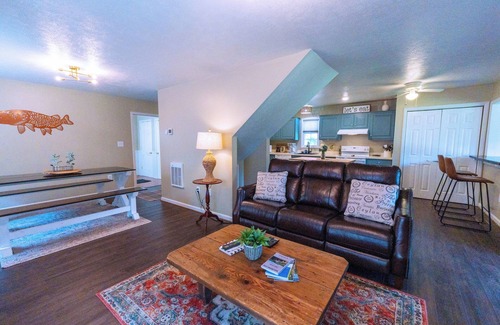 Bellepoint Cottage | Enjoy Relaxing at Riverfront Property 4 miles from Sandstone Falls!