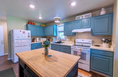 Bellepoint Cottage | Enjoy Relaxing at Riverfront Property 4 miles from Sandstone Falls!
