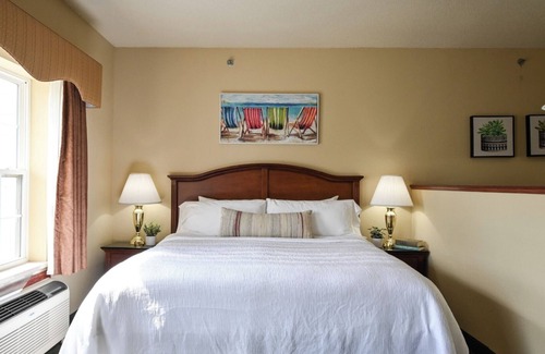 Pembine Hotel | Enjoy River Views at Comfortable Clean Room by Miscauno