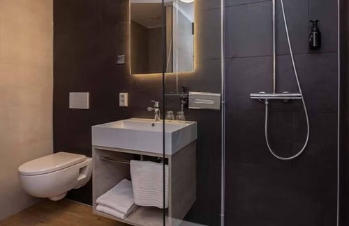 Roden Hotel | Enjoy Scenic Drenthe from a Serene Room Close to CBK Groningen