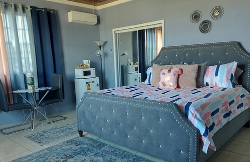 Cockburn Town Apartment | Enjoy Some Island Vibes & Stay At Bonita's!