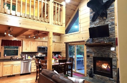 Topton Cabin | ENJOY some nice cool FALL weather 🍂🍁Fishing on site with Boating & Hiking nearby
