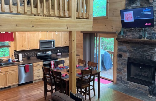 Topton Cabin | ENJOY some nice cool FALL weather 🍂🍁Fishing on site with Boating & Hiking nearby