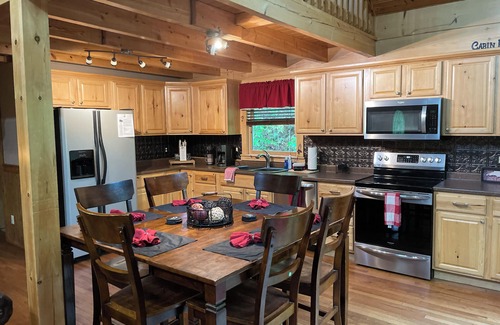 Topton Cabin | ENJOY some nice cool FALL weather 🍂🍁Fishing on site with Boating & Hiking nearby
