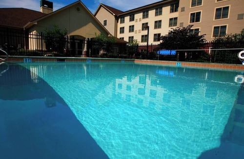Lexington Hotel | Enjoy Spacious Unit w/Kitchen, BQQ Area & Free Parking | Near Fayette Mall