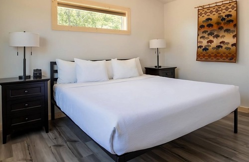 Boardman Hotel | Enjoy Stunning Views Of the Columbia River! Parking, Outdoor Pool and Breakfast
