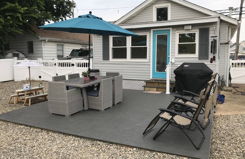 Ortley Beach House | Enjoy sunsets at this modern cottage with large backyard and peekaboo bay view.