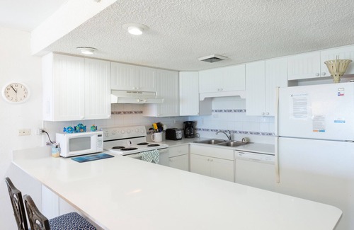 Seven Mile Beach Condo | Enjoy terrific sunsets from this oceanfront 1st floor, corner unit!