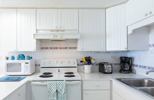 Seven Mile Beach Condo | Enjoy terrific sunsets from this oceanfront 1st floor, corner unit!
