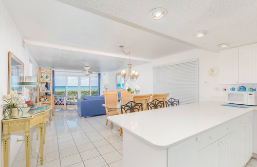 Seven Mile Beach Condo | Enjoy terrific sunsets from this oceanfront 1st floor, corner unit!