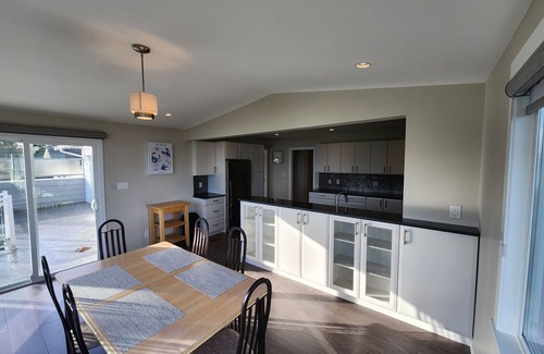 Sidney House | Enjoy the amazing views from The Beach House with private beach acces