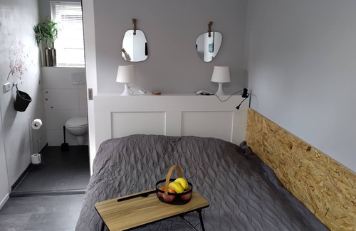 Domburg Bed & Breakfast | Enjoy the Beach and Domburg 18m2- very nice, charming room central and quiet