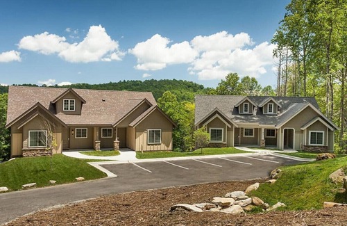 Cashiers Apartment | Enjoy the Blue Ridge Mountains in this 2BD condo resort retreat