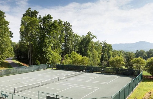 Cashiers Apartment | Enjoy the Blue Ridge Mountains in this 2BD condo resort retreat