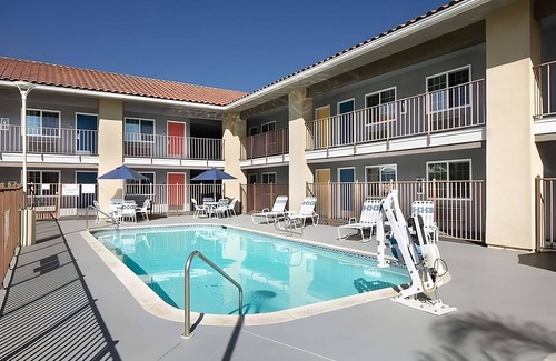 Temecula Hotel | Enjoy the California Sunshine! Nature Escape in Signature Temecula! Free Parking
