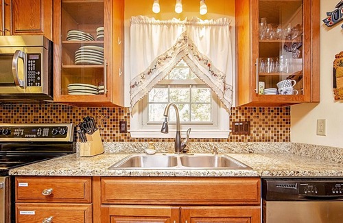 Westover Cottage | Enjoy the Centrally Located Mcfadyen Guest House